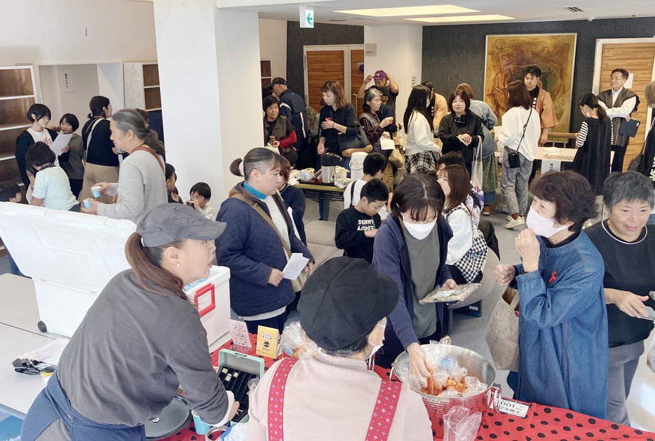 地元の食材を使った料理や菓子の試食などがあり、開場から多くの人たちでにぎわった「笠利ぷちまるしぇ」＝1日、鹿児島県奄美市笠利町