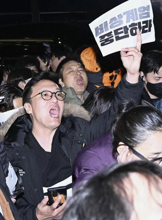 4日、ソウルの韓国国会周辺で、非常戒厳宣布の解除を要求する人々（共同）