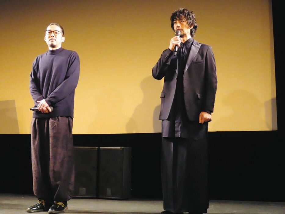 舞台あいさつを行った竹林亮監督（左）と齊藤工