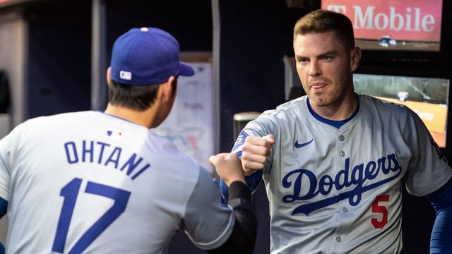 大谷翔平選手とグータッチするフレディ・フリーマン選手(写真：USA TODAY Sports/ロイター/アフロ)