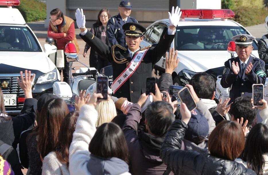 甲子園署の一日署長を務める阪神・小幡竜平＝兵庫県西宮市（撮影・根本成）