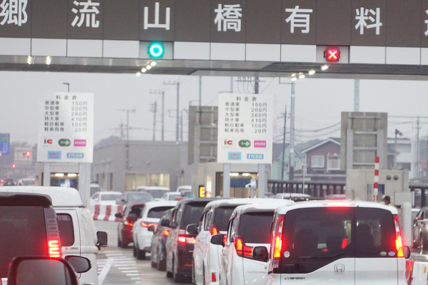 三郷流山橋有料道路。開通初日こそ多くの人が詰めかけたが……（乗りものニュース編集部撮影）。