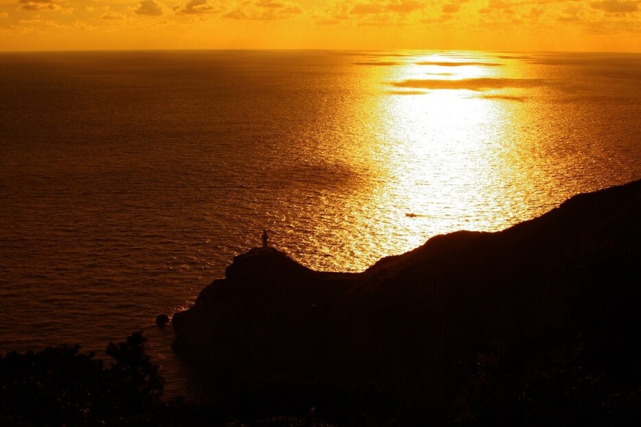 ▲ 福江島の最西端に位置する「大瀬埼灯台」は、夕日の絶景スポット。本土+九州で最も遅いサンセットは、デートにもおあつらえむき。写真提供／（一社）長崎県観光連盟