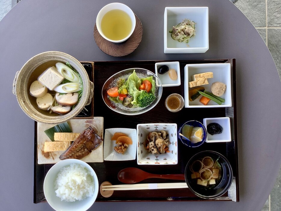 ▲ 朝食は月替わりの御膳。この日のお品書きは、鯵のすり身の小鍋、岩海苔や花豆などの小鉢、コルディアーレ農園の水耕栽培サラダなど。白米は五島産の「なつほのか」