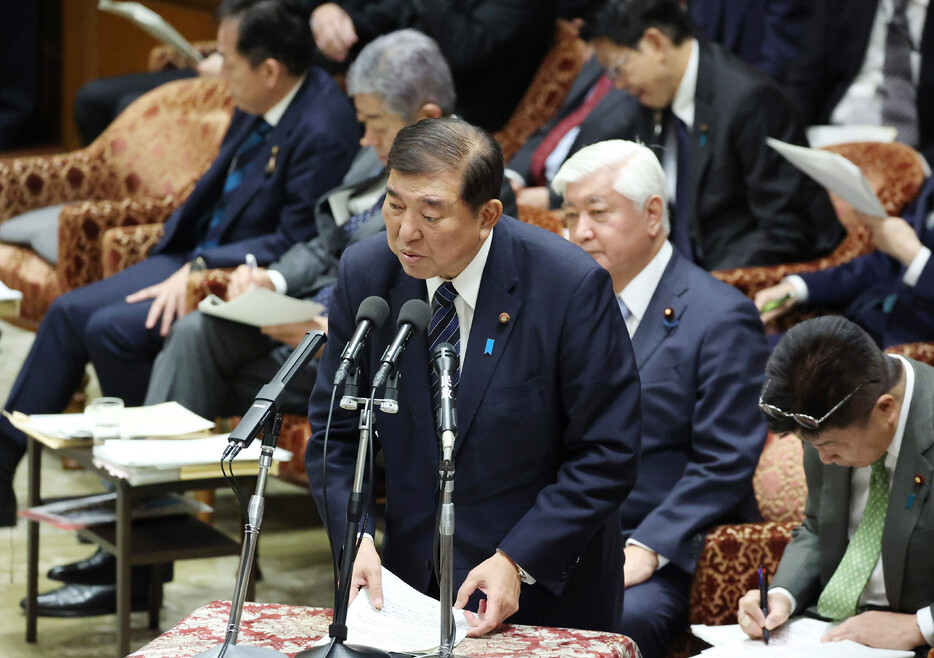 石破茂首相は１１日の衆院予算委員会で、政治資金規正法再改正の自民党案に盛り込まれた「公開方法工夫支出」について、目的と金額は公開対象になるとの認識を示した＝同日午後、国会内