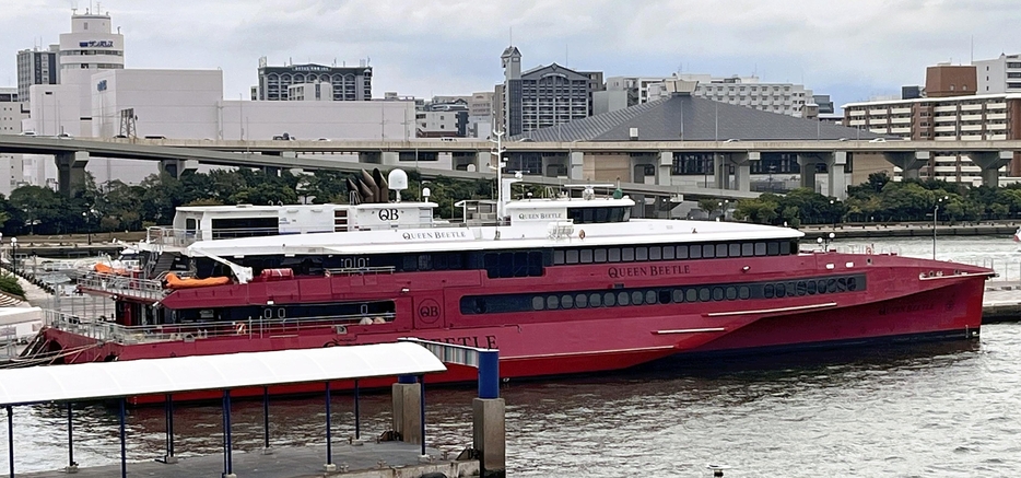 博多港に停泊するクイーンビートル（10月28日、福岡市博多区で）