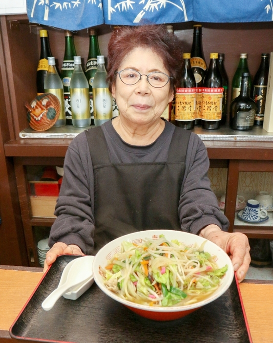 28日で店を閉じる広岡良子さん。看板メニューのちゃんぽんは人気だった＝宇佐市院内町香下のさかえ亭