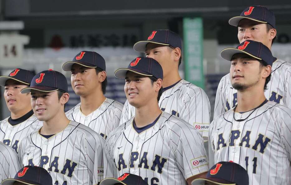 野球日本代表「侍ジャパン」の一員として、昨年のWBCをともに戦った（前列左から）佐々木朗希、大谷翔平、ダルビッシュ有。佐々木が新天地に選ぶのは、大谷のドジャースかダルビッシュのパドレスか＝2023年3月8日、東京ドーム（長尾みなみ撮影）