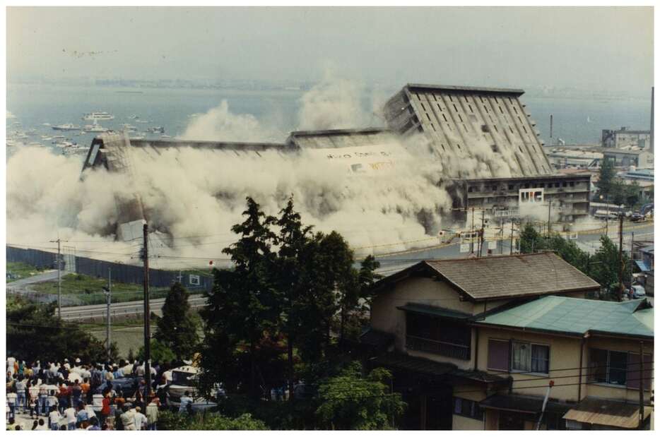 爆破され、砂煙をあげて倒れる幽霊ビル＝平成4年5月22日、本社ヘリから