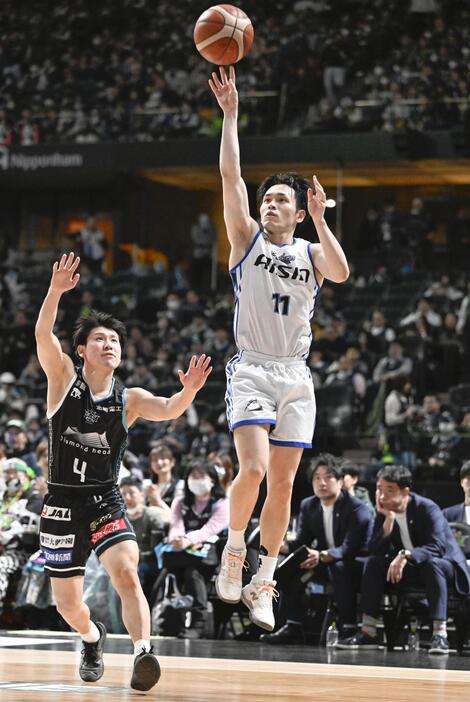 エスコンフィールド北海道で行われたバスケットボールBリーグ1部の北海道戦でシュートを放つ三河の久保田（右）＝28日、北海道北広島市