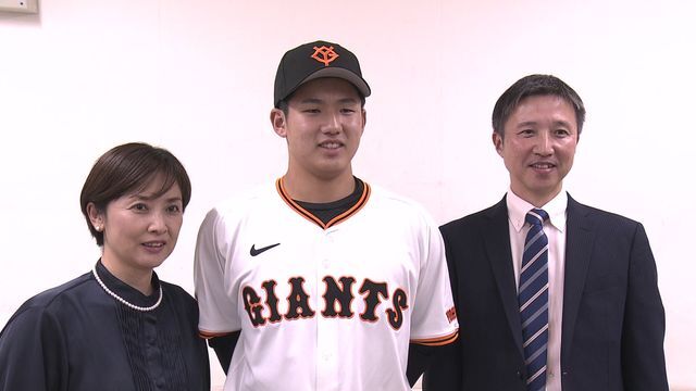 左から母・明世さん、石塚裕惺選手、父・康直さん