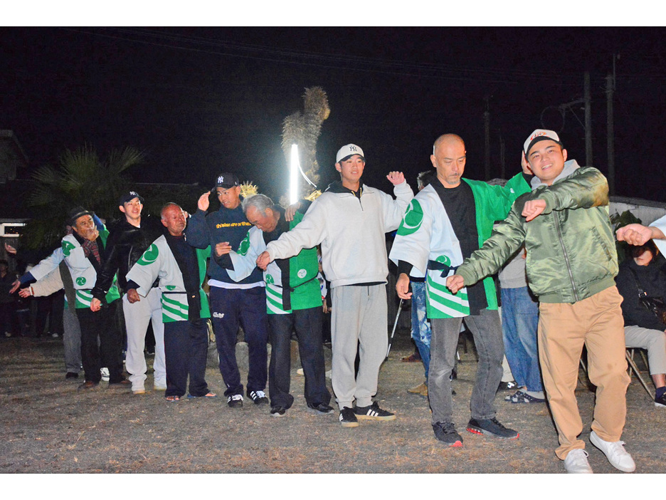 嘉渡集落の八月踊りに参加する東京の高校生たち＝15日、鹿児島県龍郷町嘉渡