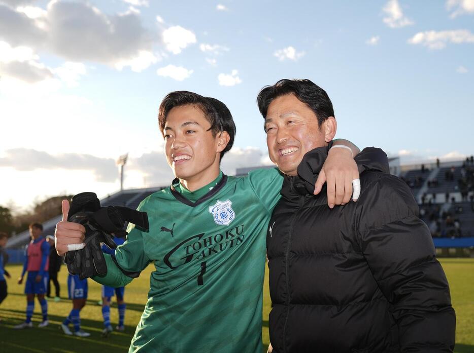 東北学院対奈良育英　勝利し笑顔で写真に納まる東北学院GK橋本（左）と父の俊一監督（撮影・垰建太）