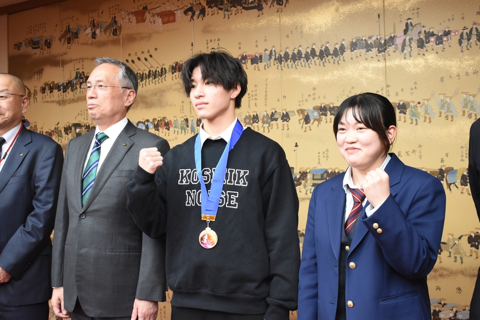 全国高専体育大会で優勝した横内さんと根本さん（右）=岡山県津山市で