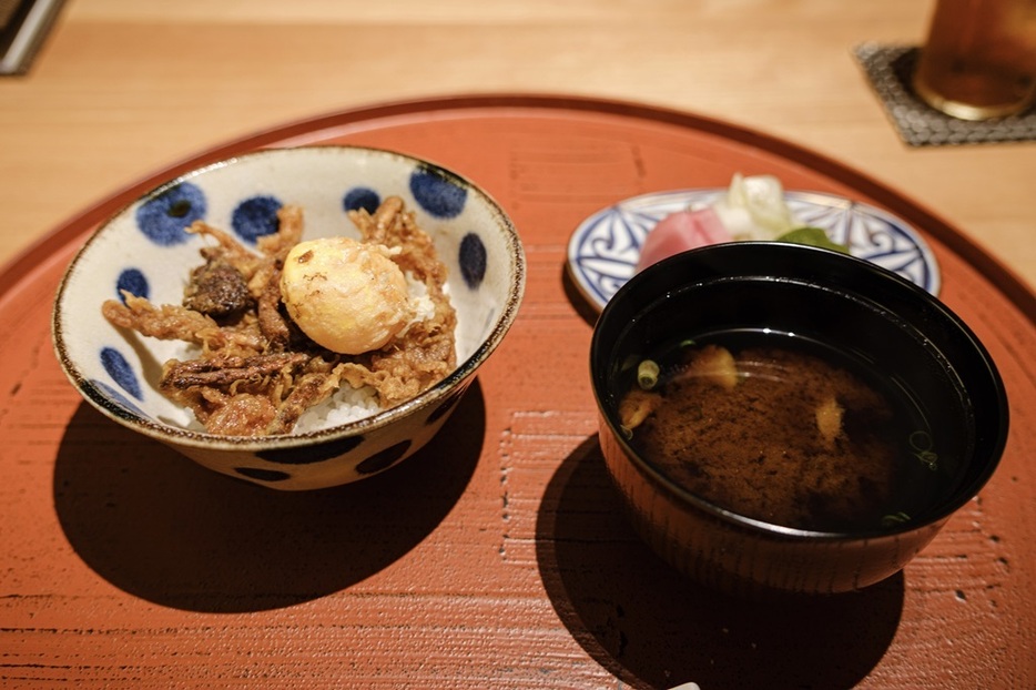 〆のかき揚げ丼も絶品と好評