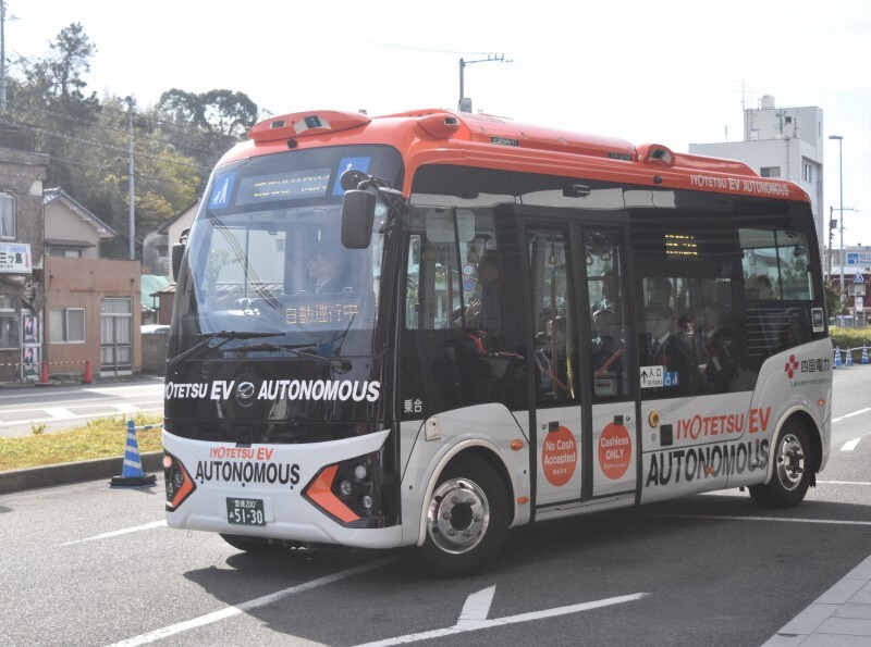 自動運転で走行する路線バス＝松山市で2024年12月25日午後0時52分、広瀬晃子撮影