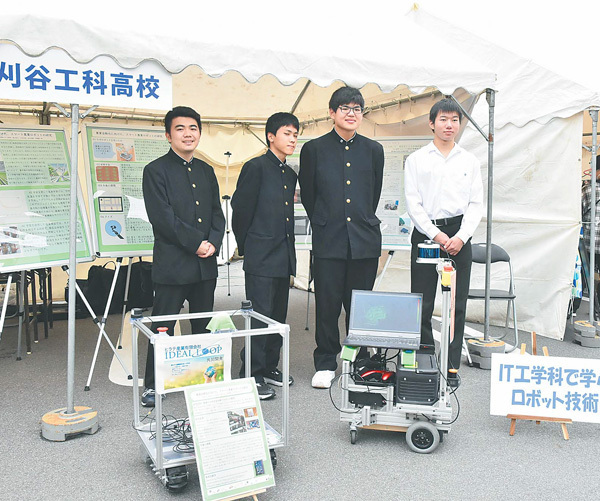 自動運転ロボットを展示する刈谷工科高校の生徒（愛知県刈谷市で）