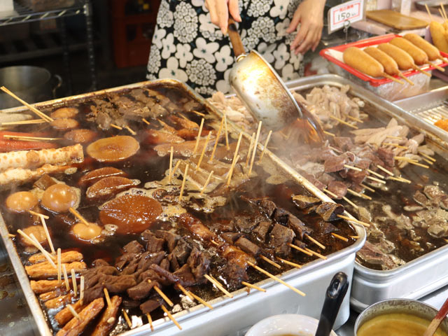 静岡競輪場名物　黒い出汁の「静岡おでん」