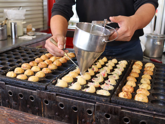 手際よくたこ焼きを焼いていく