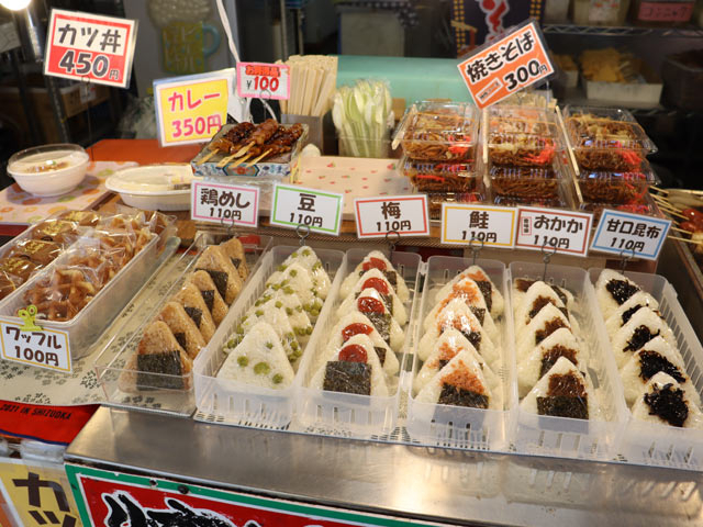 おにぎりやカレー、カツ丼もリーズナブル