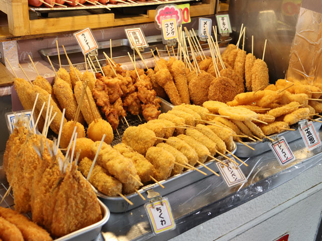 静岡名物の黒はんぺんやアジフライも1本100円