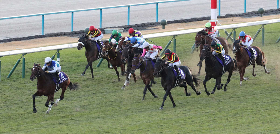 ＜京都競馬　11R朝日杯FS＞直線で抜け出すアドマイヤズーム（左）　（撮影・奥　調）