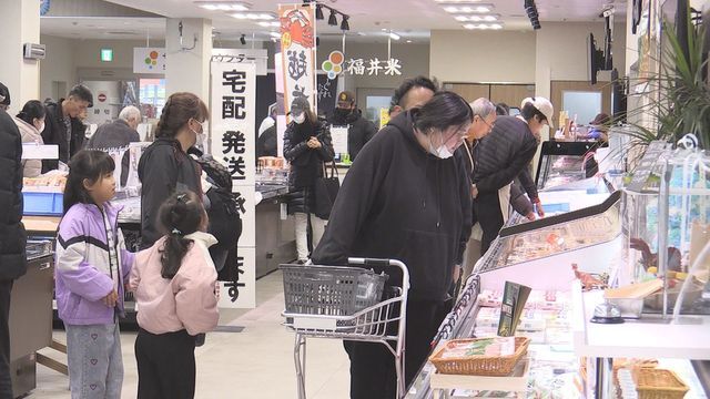 大歳の市でにぎわう店内＝30日午後1時半ごろ、福井市のファーマーズマーケット・TRETAS