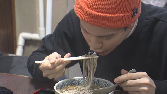 年越しそばを食べる人＝31日午後1時ごろ、福井市中央の越前つるきそば本店