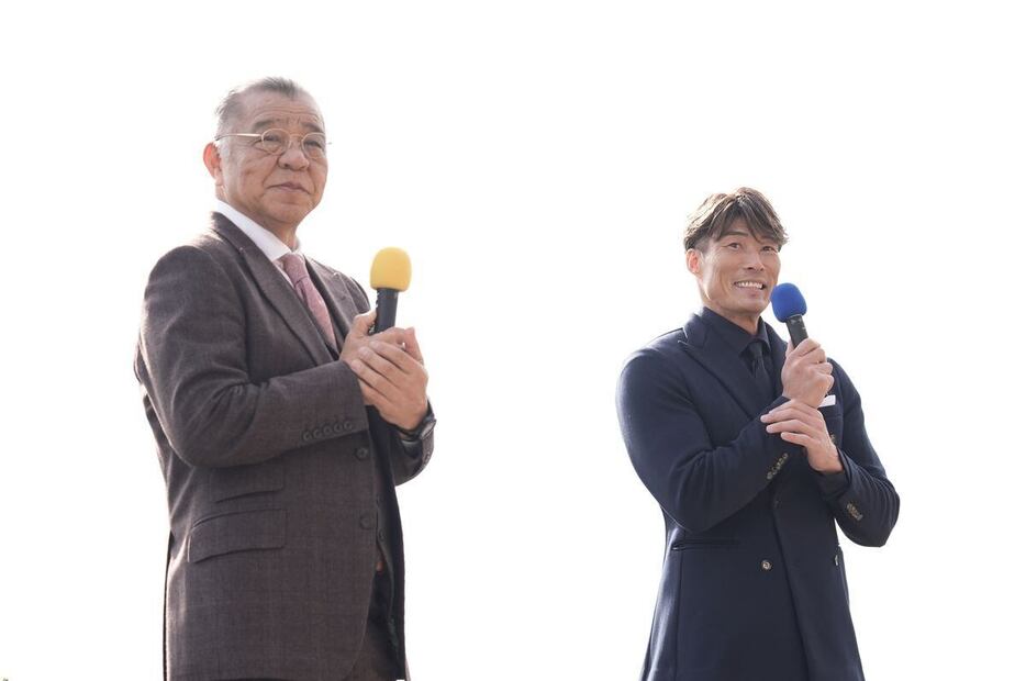 掛布雅之（左）と糸井嘉男がトークショー＝京都競馬場（撮影・岩川晋也）