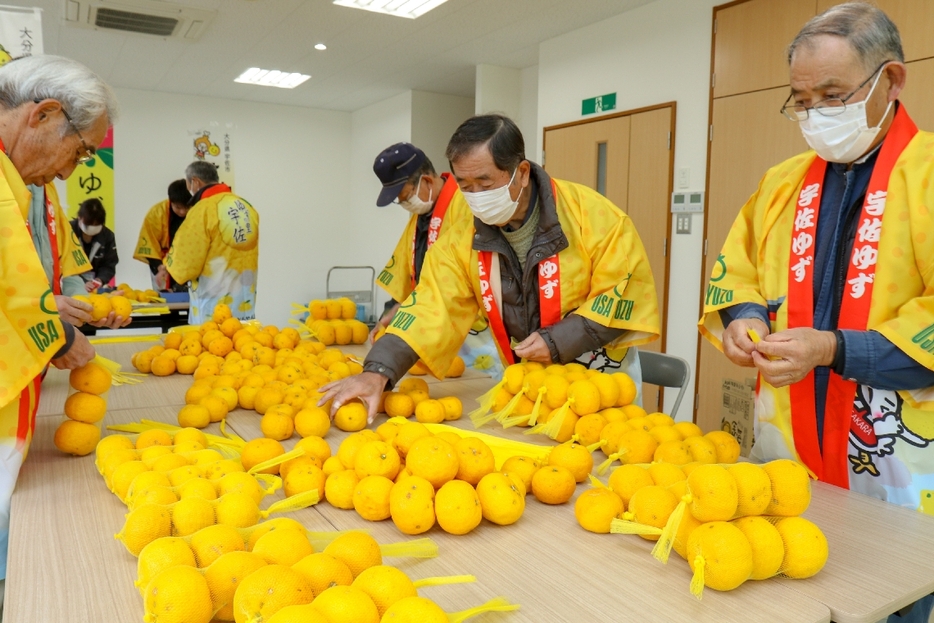 ゆず湯セットを作る宇佐柚子生産組合の生産者ら＝宇佐市院内町山城のJAおおいた院内出張所