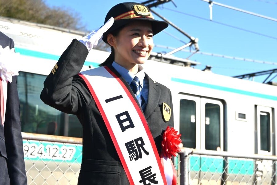 加古川線全線開業100周年イベントに登場、斉藤雪乃１日駅長（12月27日：丹波市）