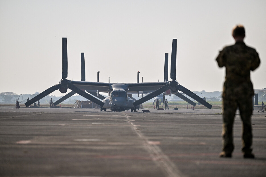 米軍は９日、輸送機オスプレイの飛行を一時停止したと明らかにした。米メディアが報じた。写真は駐機するオスプレイ＝８月２６日撮影、インドネシア東ジャワ州シドアルジョ