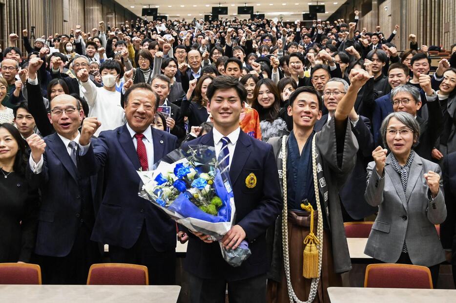 関大で開かれた壮行会で記念撮影に応じる、中日ドラフト1位の金丸（中央）＝17日、大阪府吹田市