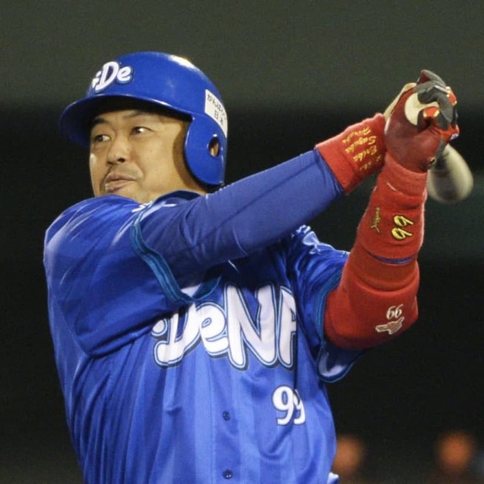 プロ野球最終年となった２０１４年の４月、巨人戦で先制打を放つ中村紀洋さん＝サンマリン宮崎