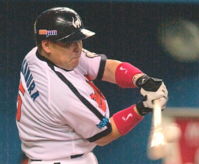 ２００１年９月のダイエー戦で本塁打を放つ中村紀洋さん。１３２打点で２年連続打点王となったシーズンだった＝大阪ドーム