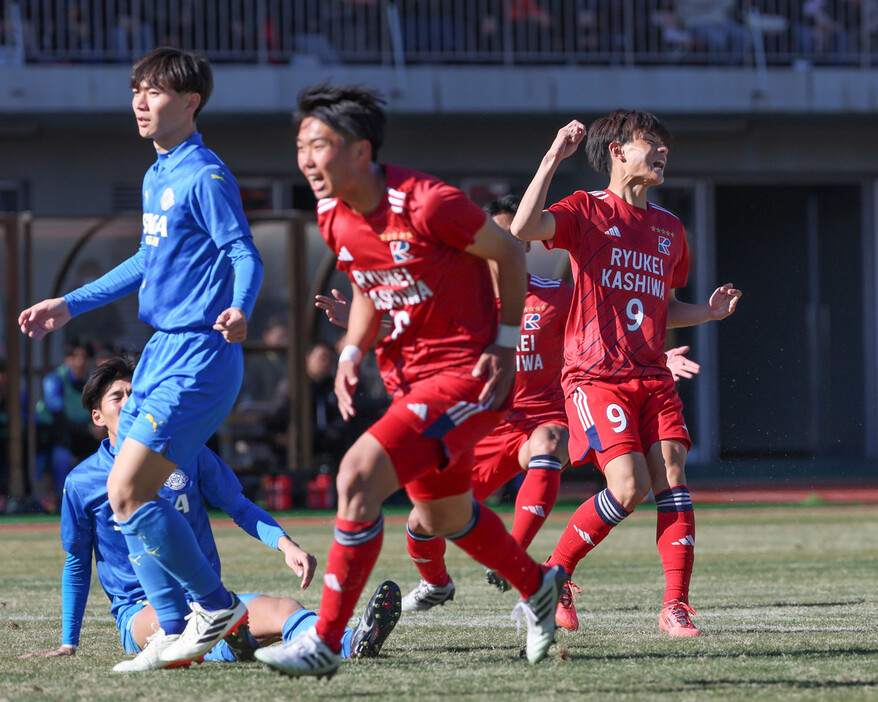 前半、先制ゴールを決め喜ぶ流通経大柏の山野（右端）＝３１日、千葉・柏の葉公園総合競技場