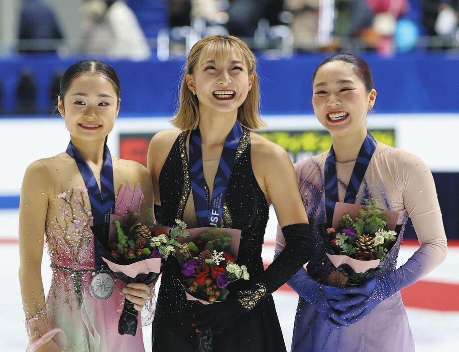 女子で４連覇を果たした坂本花織（中）。左は２位の島田麻央、右は３位の樋口新葉