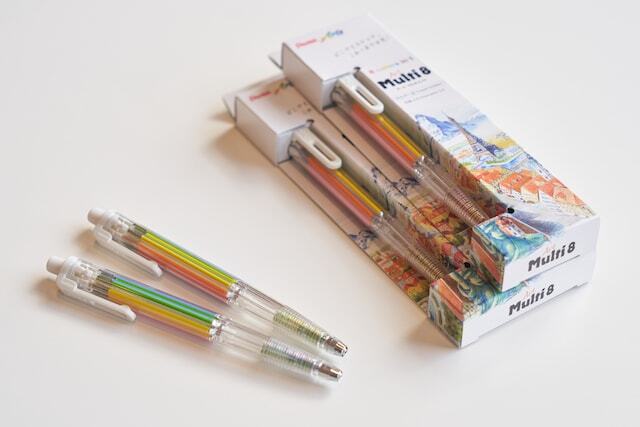 ぺんてる「Art Multi8（アートマルチ8）」単品 2750円（税込）。内蔵芯：赤、青、茶、橙、黄、黄緑、スカイブルー、ピンク。芯径は2mm。替芯は各110円（税込）