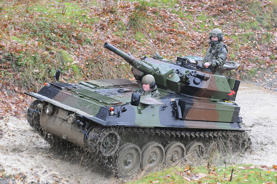 水上を航行し、すぐに地上を爆走するFV101「スコーピオン」（画像：アイルランド国防軍）。