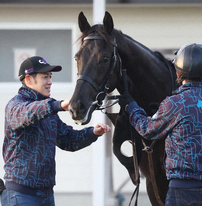 斉藤崇史調教師とクロワデュノール（撮影・亀井直樹）　