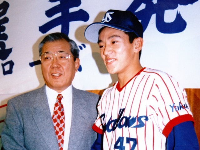 入団会見で度会さんと故・野村監督 photograph by SANKEI SHIMBUN