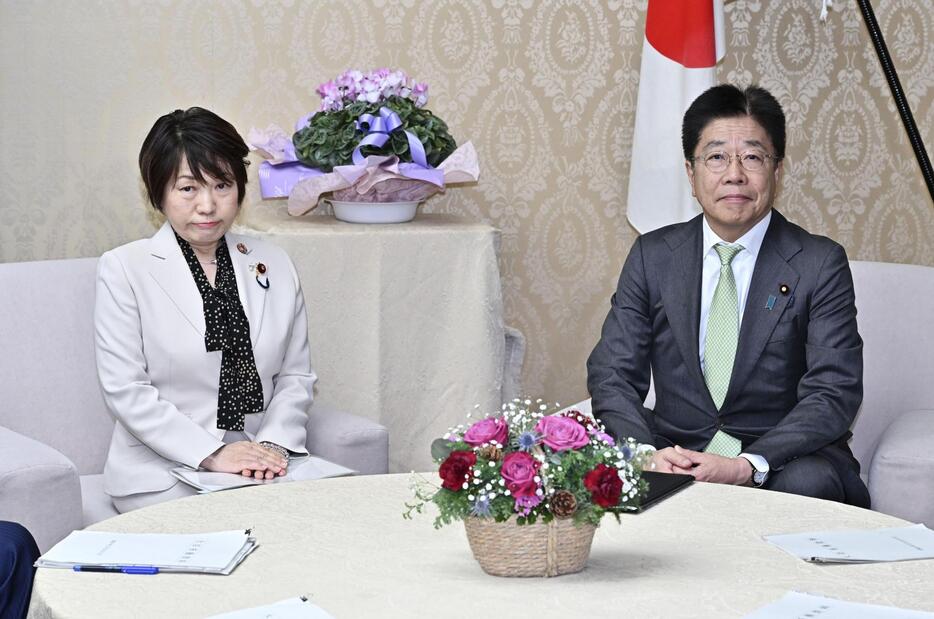 予算折衝に臨む阿部文科相（左）と加藤財務相＝24日午後、財務省（代表撮影）