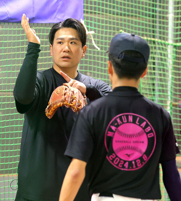 中学生に指導を行う田中将大　（カメラ・小泉　洋樹）