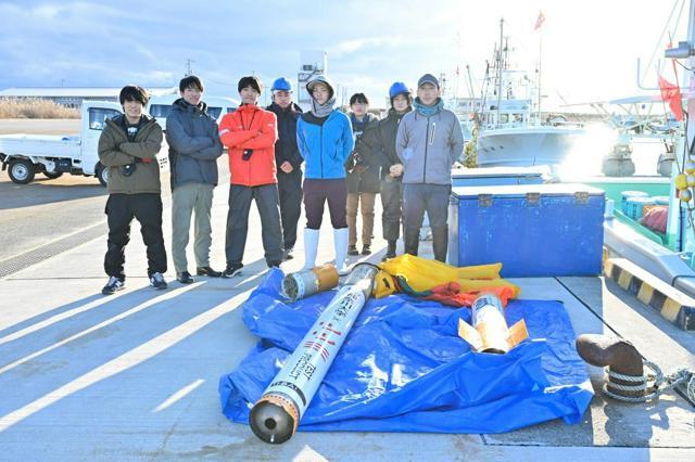 洋上で回収された神奈川大のハイブリッドロケット=2024年12月14日、福島県南相馬市、道浦直人氏撮影