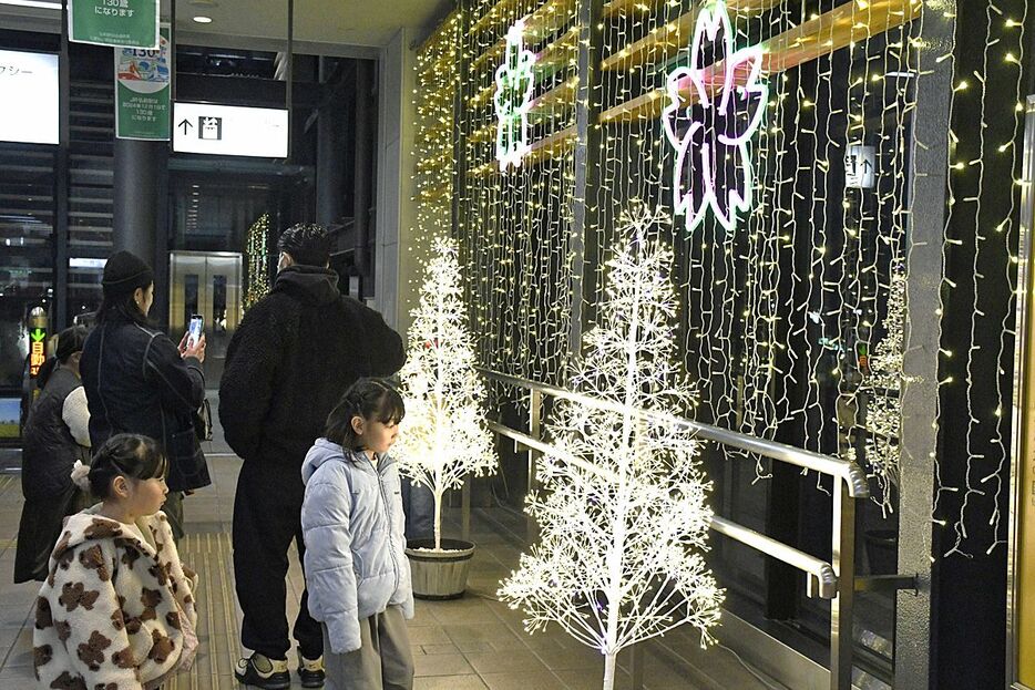 JR弘前駅が開業130周年を迎えた節目の日に点灯された同駅自由通路のイルミネーション