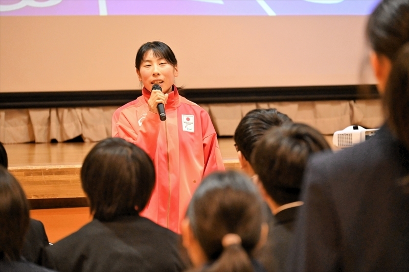 生徒の質問に答える佐々木選手