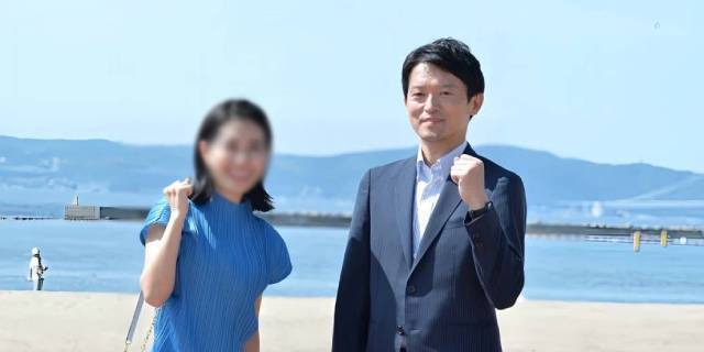 PR会社社長（左）と斎藤元彦兵庫県知事