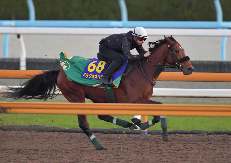 　横山和を背に栗東ＣＷで追い切るベラジオオペラ（撮影・石湯恒介）