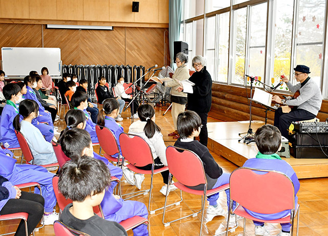 酒田詩の朗読会メンバーらが谷川俊太郎さんの詩を朗読したおはなし会＝酒田市・鳥海小