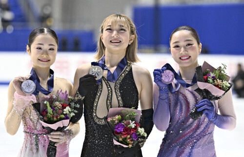 笑顔で表彰式に臨む優勝した坂本花織（中央、左は２位の島田麻央、右は３位の樋口新葉）（２２日）＝武藤要撮影